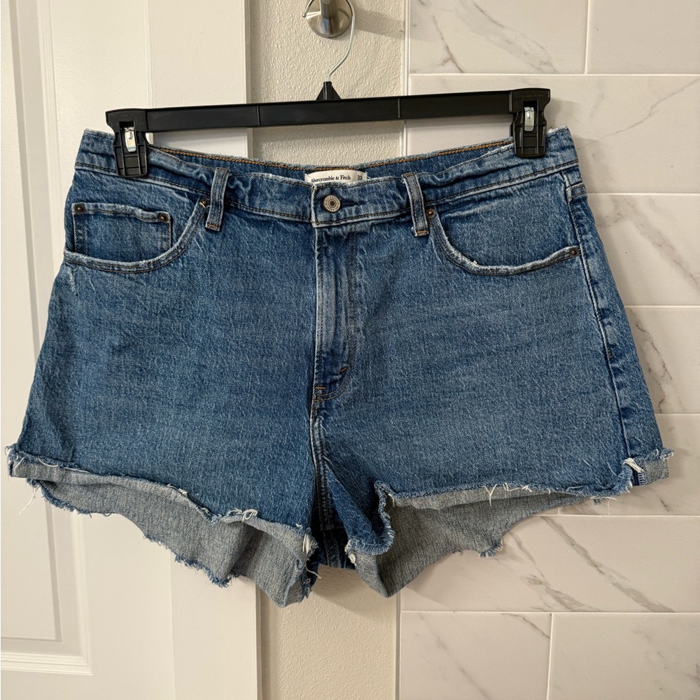 Mid/Dark Wash Women’s Denim Shorts Size 33/16